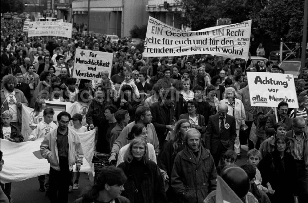 GDR picture archive: Berlin - Demo gegen Gewalt gegen Ausländer 16.