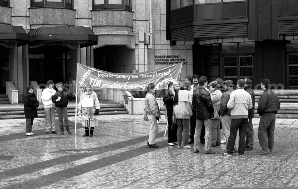 GDR photo archive: Berlin-Mitte - Demo der Gewerkschaftsschule vor dem FDGB-Haus gegen den Mißbrauch der Gewerkschaftsgelder/Soligelder