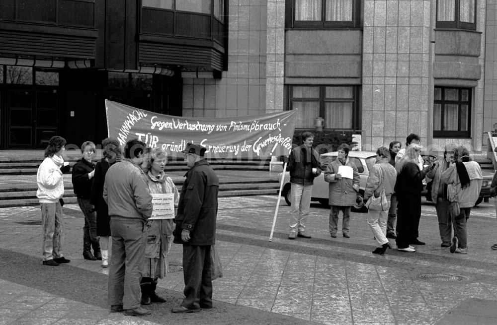 GDR picture archive: Berlin-Mitte - Demo der Gewerkschaftsschule vor dem FDGB-Haus gegen den Mißbrauch der Gewerkschaftsgelder/Soligelder