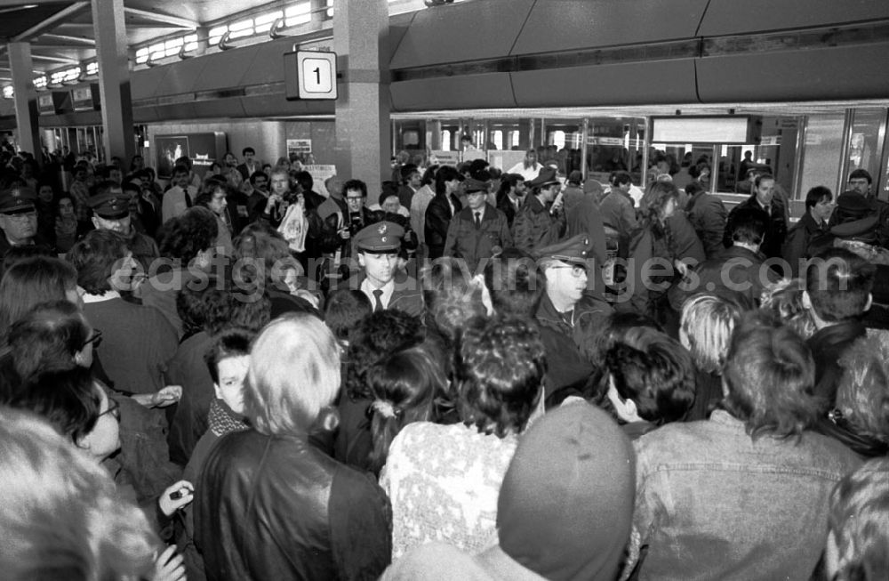 GDR photo archive: - Demo für Kurden Flughafen Tegel Umschlagnummer: 7448