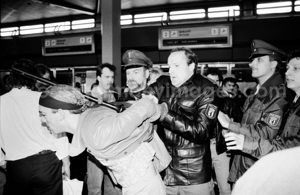GDR picture archive: - Demo für Kurden Flughafen Tegel Umschlagnummer: 7448