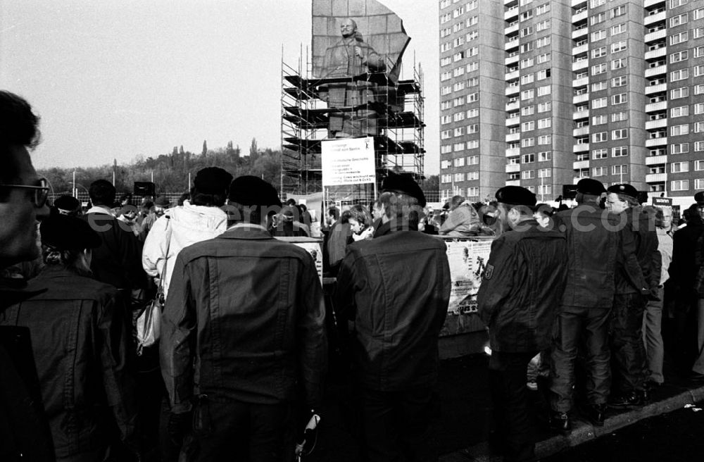 GDR picture archive: - Demo vor Lenindenkmal Umschlagnummer: 78