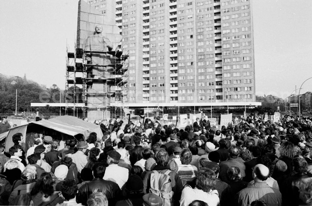 GDR photo archive: - Demo vor Lenindenkmal Umschlagnummer: 78