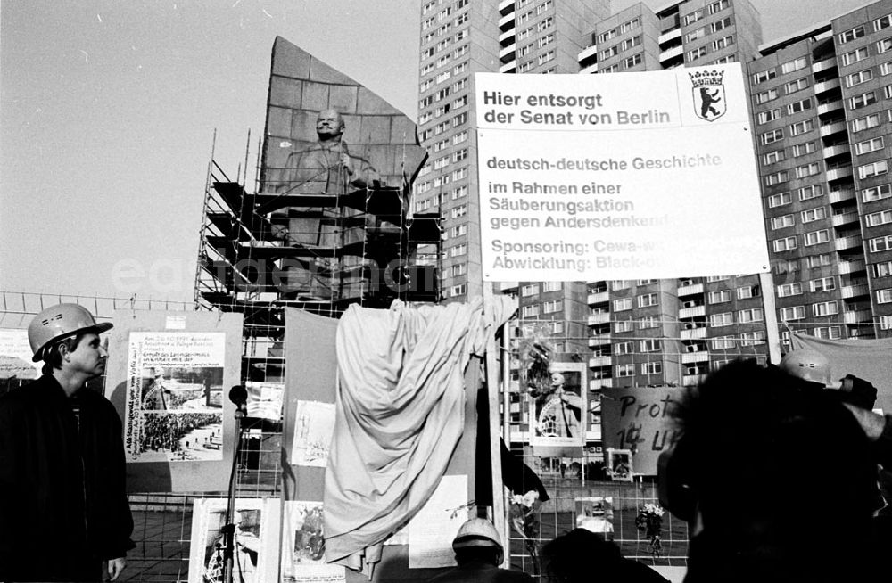 GDR picture archive: - Demo vor Lenindenkmal Umschlagnummer: 78