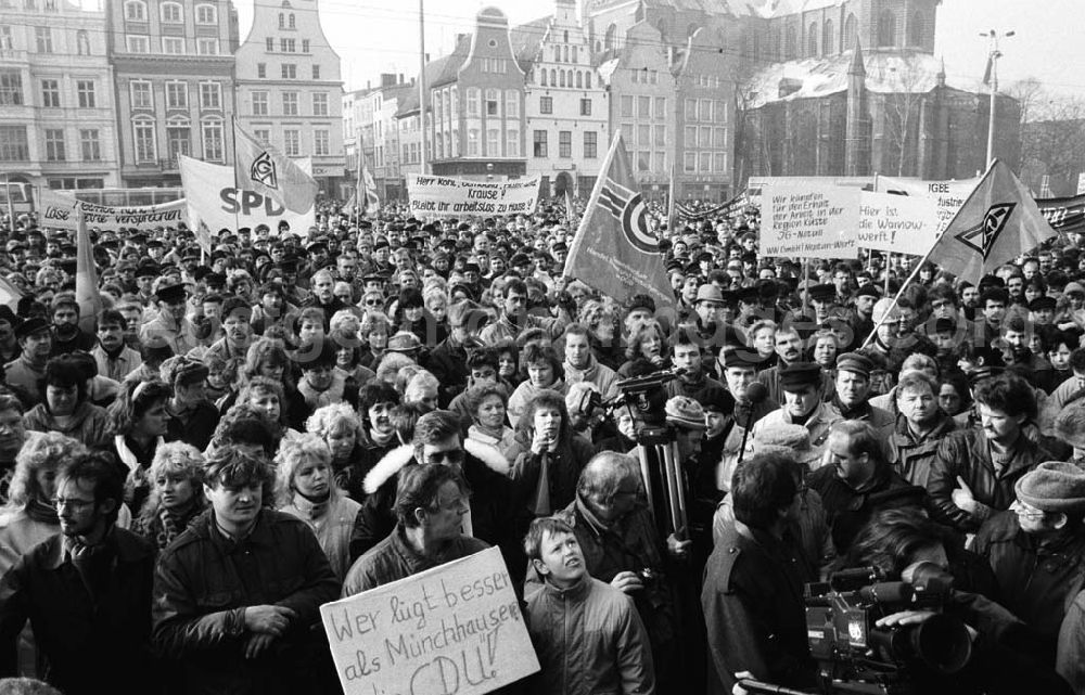 GDR photo archive: Rostock - Demo der IG-Metall in Rostock.