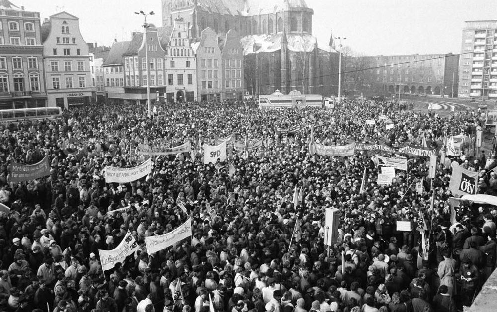 GDR picture archive: Rostock - Demo der IG-Metall in Rostock