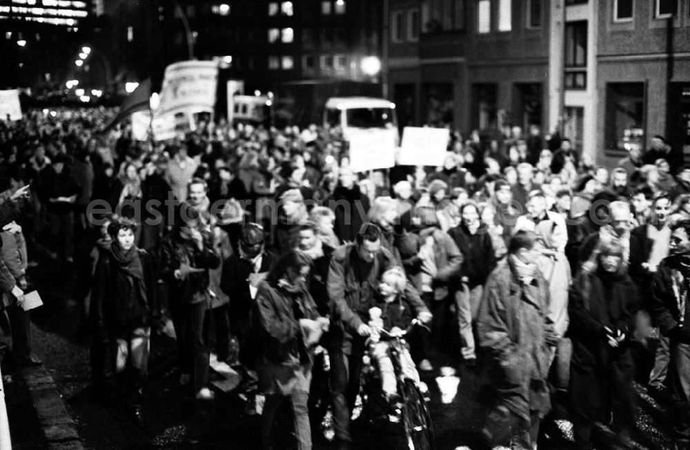 GDR image archive: Berlin-Mitte - Demo Rosa-Luxemburg-Platz Fremdenhaß ist Menschenhaß