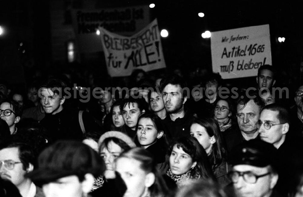 GDR picture archive: Berlin-Mitte - Demo Rosa-Luxemburg-Platz Fremdenhaß ist Menschenhaß