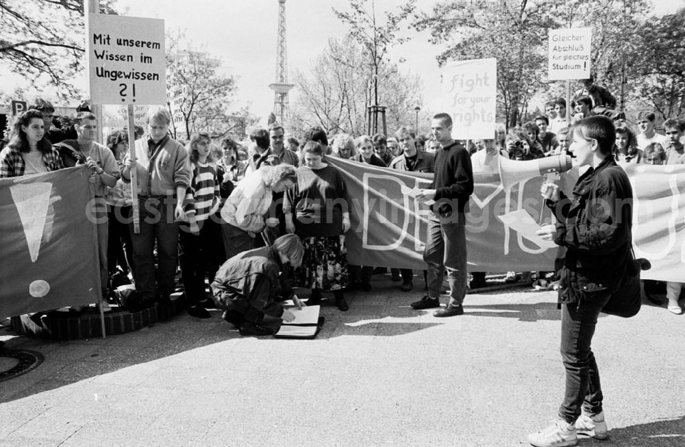 GDR photo archive: - Demo Studenten Bansing-Schule Umschlagnummer: 7473