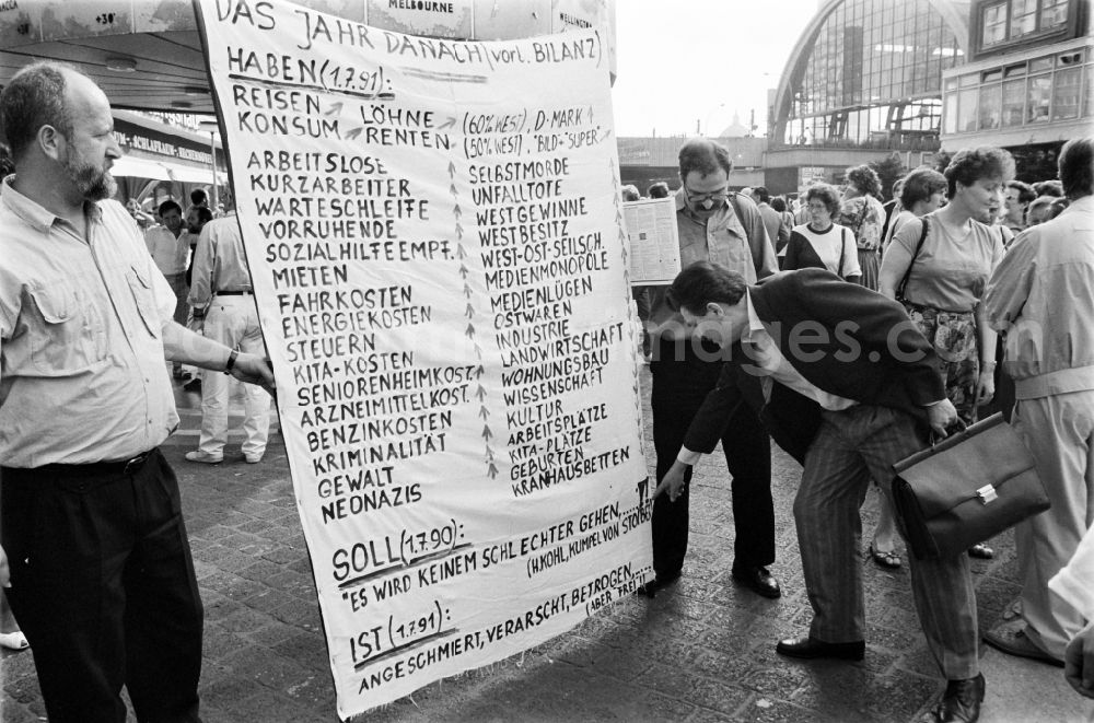 GDR picture archive: Berlin - Mitte - Demo vor der Treuhand