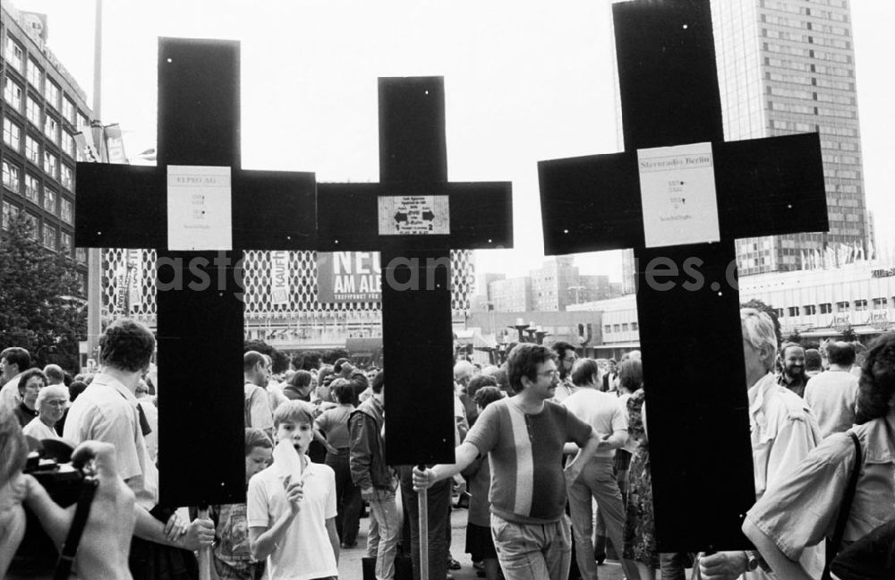 GDR photo archive: Berlin - Mitte - Demo vor der Treuhand