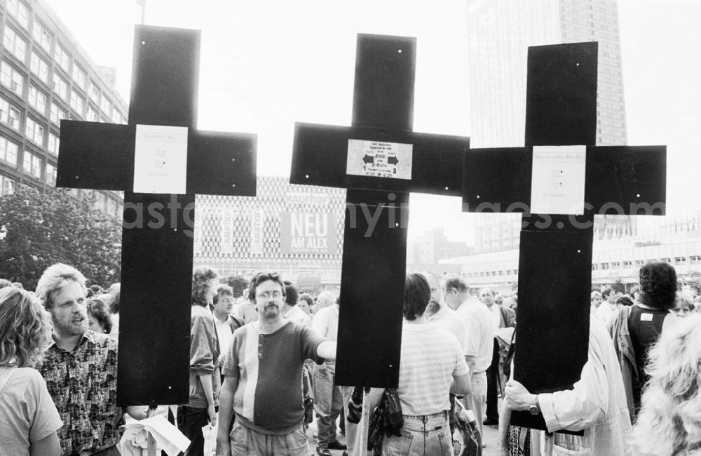 GDR picture archive: Berlin - Mitte - Demo vor der Treuhand