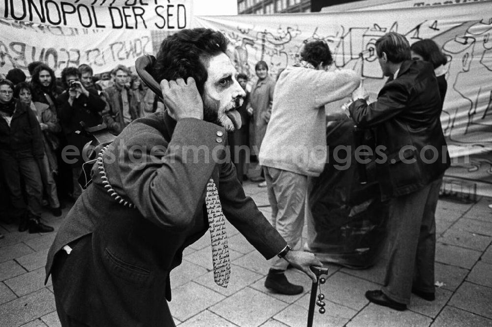 GDR image archive: Berlin - Blick auf Teilnehmer der Demonstration am 09.11.1989 auf dem Berliner Alexanderplatz. View of participants in the demonstration on