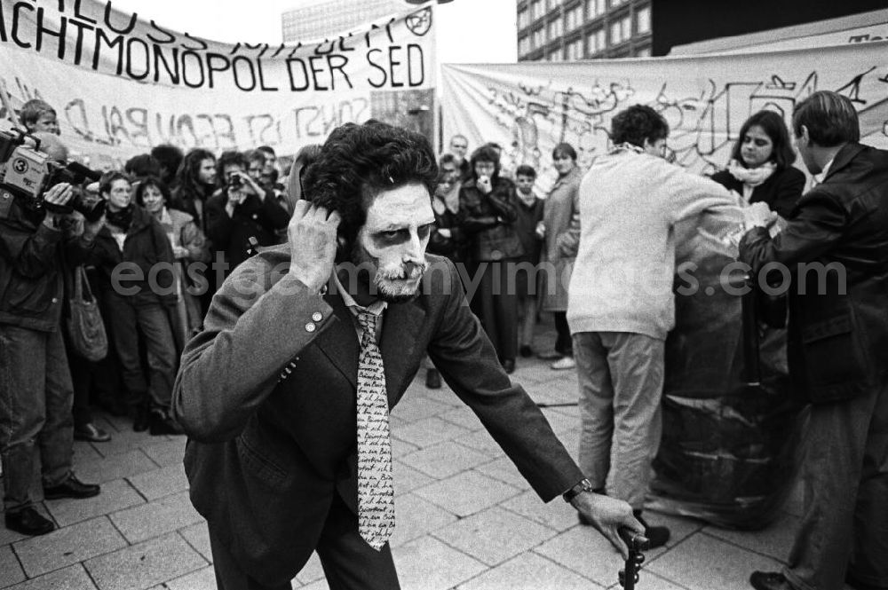 GDR photo archive: Berlin - Blick auf Teilnehmer der Demonstration am 09.11.1989 auf dem Berliner Alexanderplatz. View of participants in the demonstration on