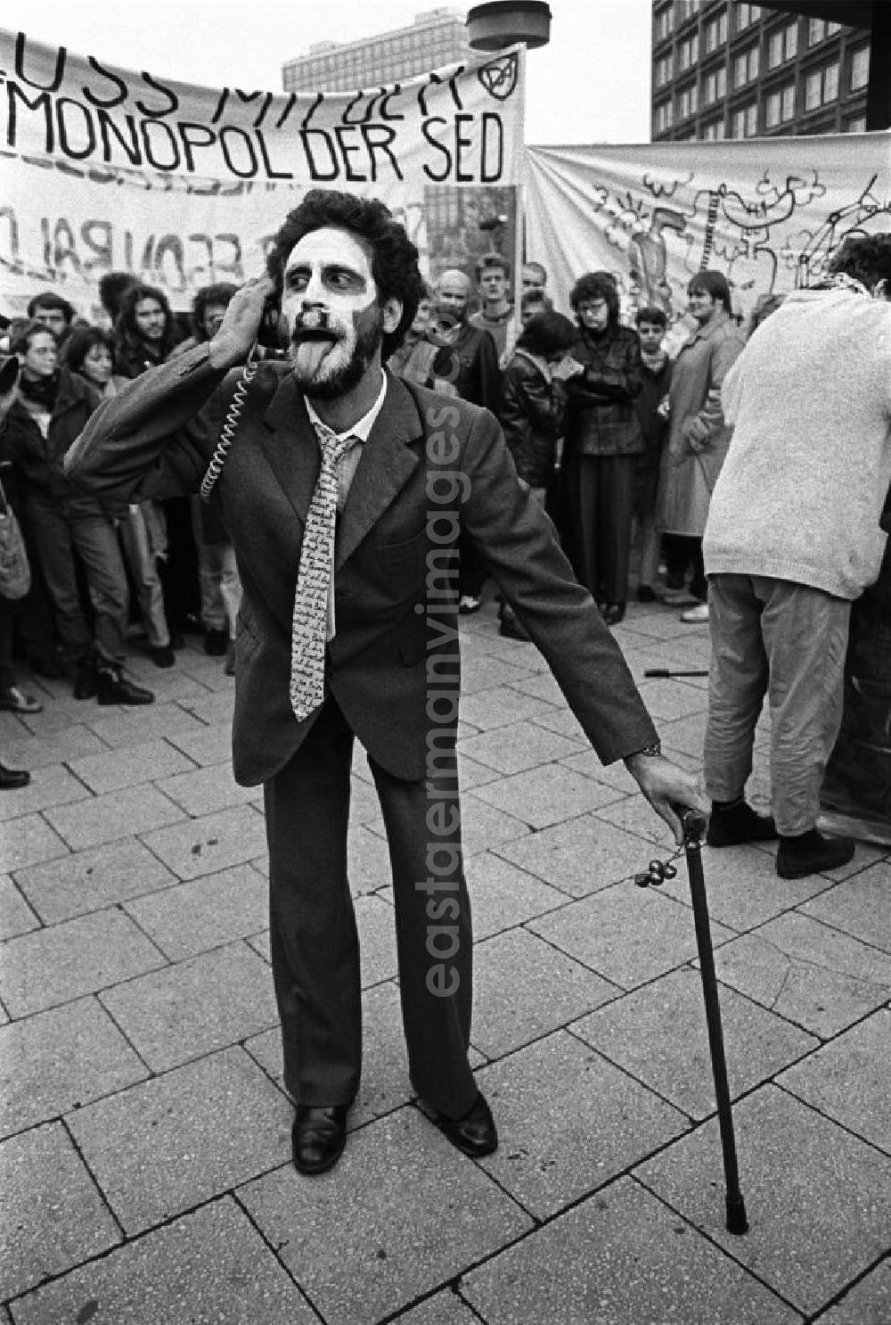 GDR picture archive: Berlin - Blick auf Teilnehmer der Demonstration am 09.11.1989 auf dem Berliner Alexanderplatz. View of participants in the demonstration on