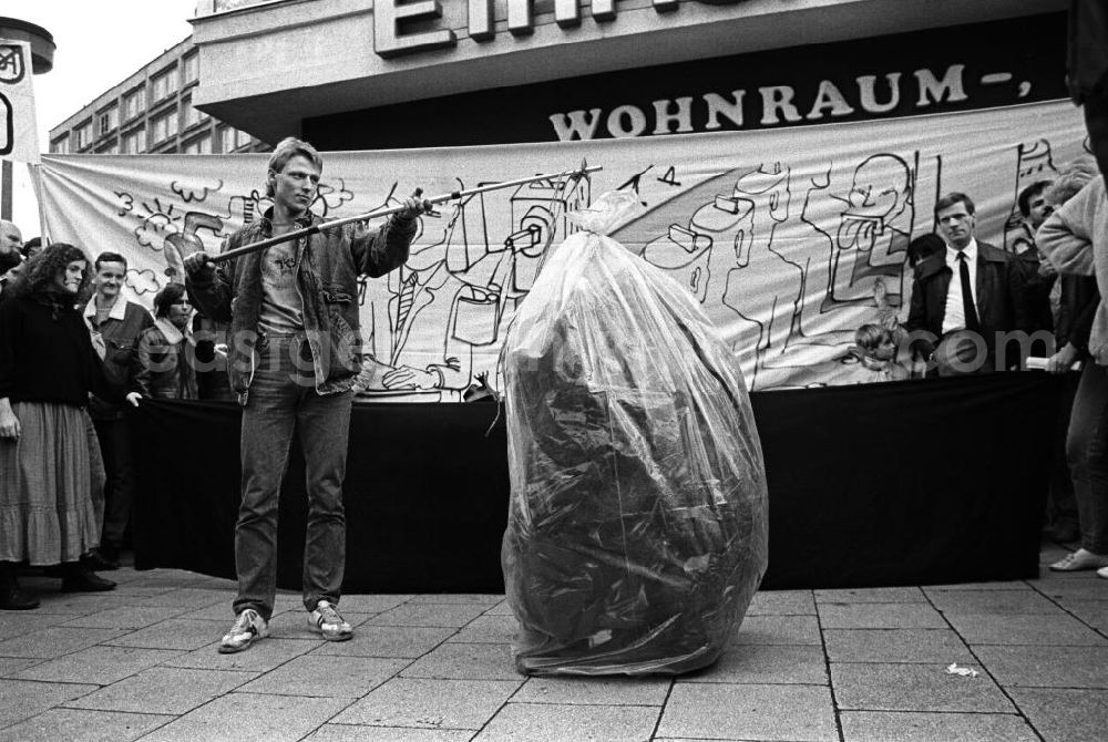 Berlin: Blick auf Teilnehmer der Demonstration am 09.11.1989 auf dem Berliner Alexanderplatz. View of participants in the demonstration on