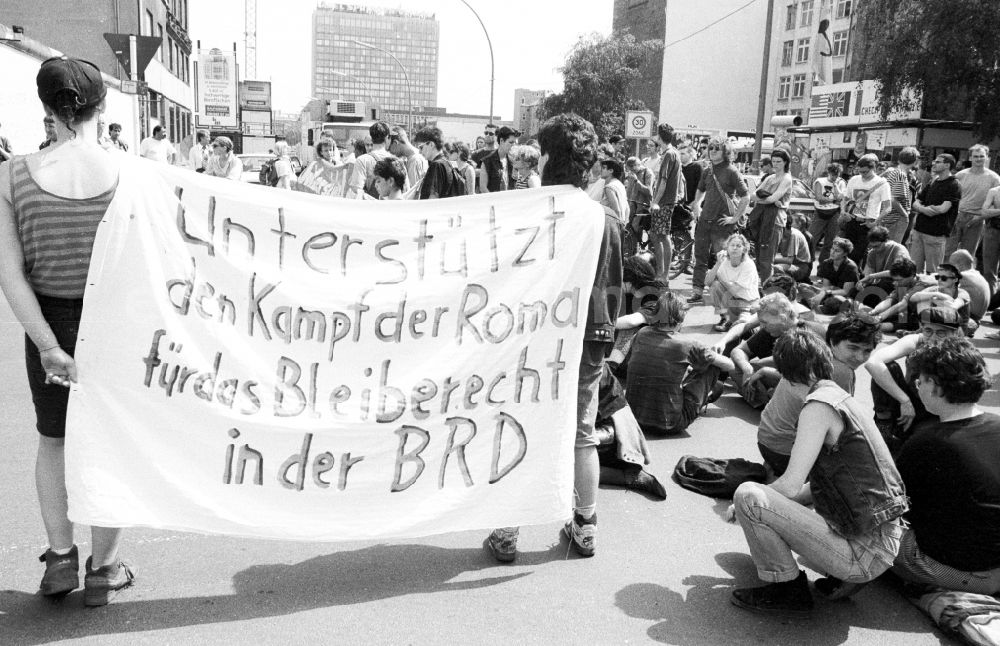 GDR photo archive: Berlin - Demonstration against Roma deportation in Berlin. Demonstrators demonstrate and hold placards