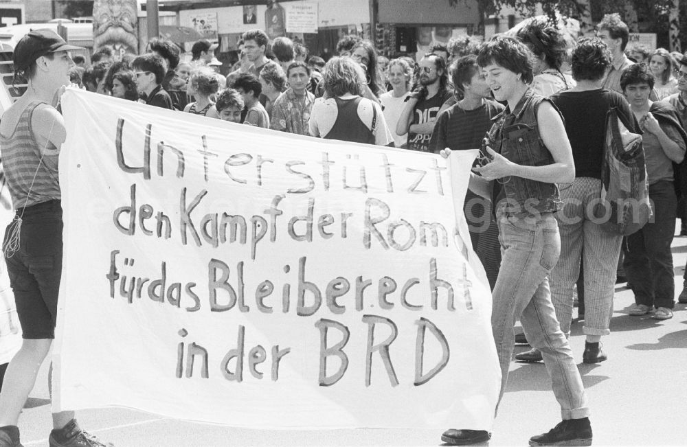 GDR picture archive: Berlin - Demonstration against Roma deportation in Berlin. Demonstrators demonstrate and hold placards
