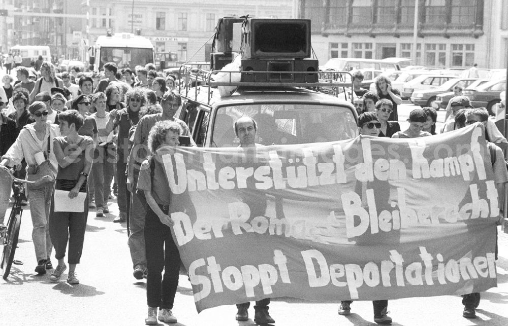 GDR image archive: Berlin - Demonstration against Roma deportation in Berlin. Demonstrators demonstrate and hold placards
