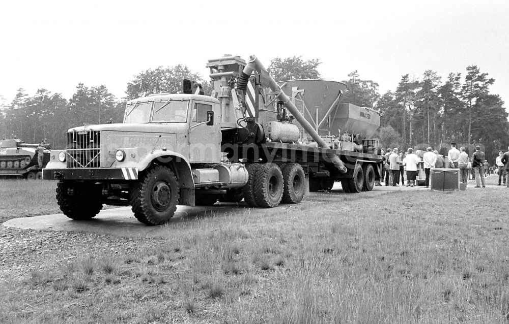Lehnitz: Training and demonstration of weapons, technology and equipment of the 1st Rudolf Gyptner Artillery Regiment of the Land Forces in the National Peopls Army NVA office in Lehnitz, Brandenburg in the territory of the former GDR, German Democratic Republic