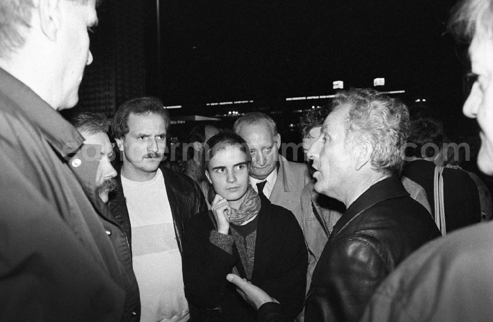 GDR picture archive: Berlin - Erregte Diskussionen bei einer Demonstration für mehr Demokratie in Berlin am Alexanderplatz. Seit dem 4
