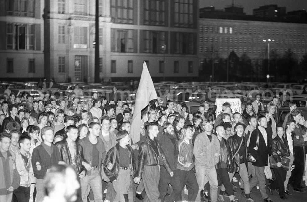 GDR image archive: Berlin - Junge Leute bei einer Demonstration für mehr Demokratie in Berlin am Alexanderplatz. Seit dem 4