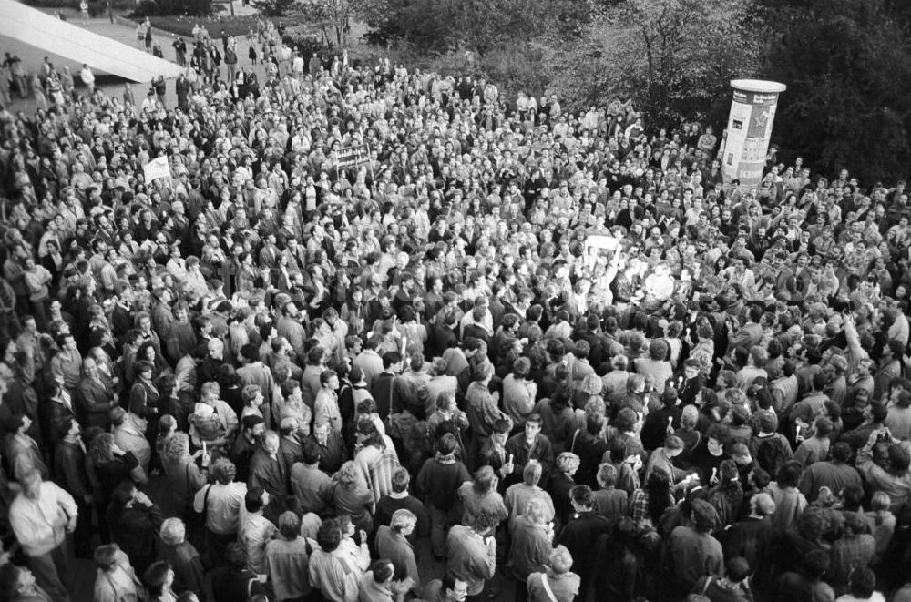 GDR photo archive: Berlin - Blick von oben auf eine erregte Diskussionen bei einer Demonstration für mehr Demokratie in Berlin am Alexanderplatz. Seit dem 4
