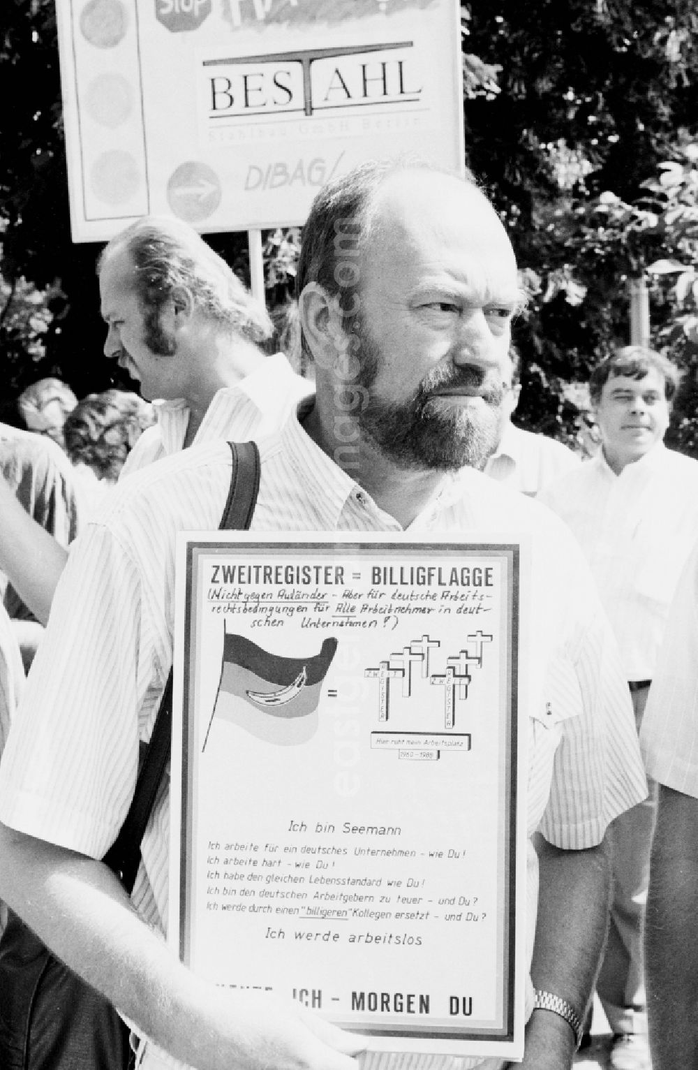 GDR photo archive: Berlin - Demonstration and street protest action hunderter Menschen vor der Zentrale der Treuhandanstalt an der Wilhelmstrasse in Berlin, the former capital of the GDR, German Democratic Republic
