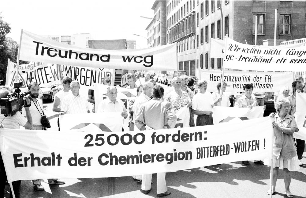 GDR picture archive: Berlin - Demonstration and street protest action hunderter Menschen vor der Zentrale der Treuhandanstalt an der Wilhelmstrasse in Berlin, the former capital of the GDR, German Democratic Republic