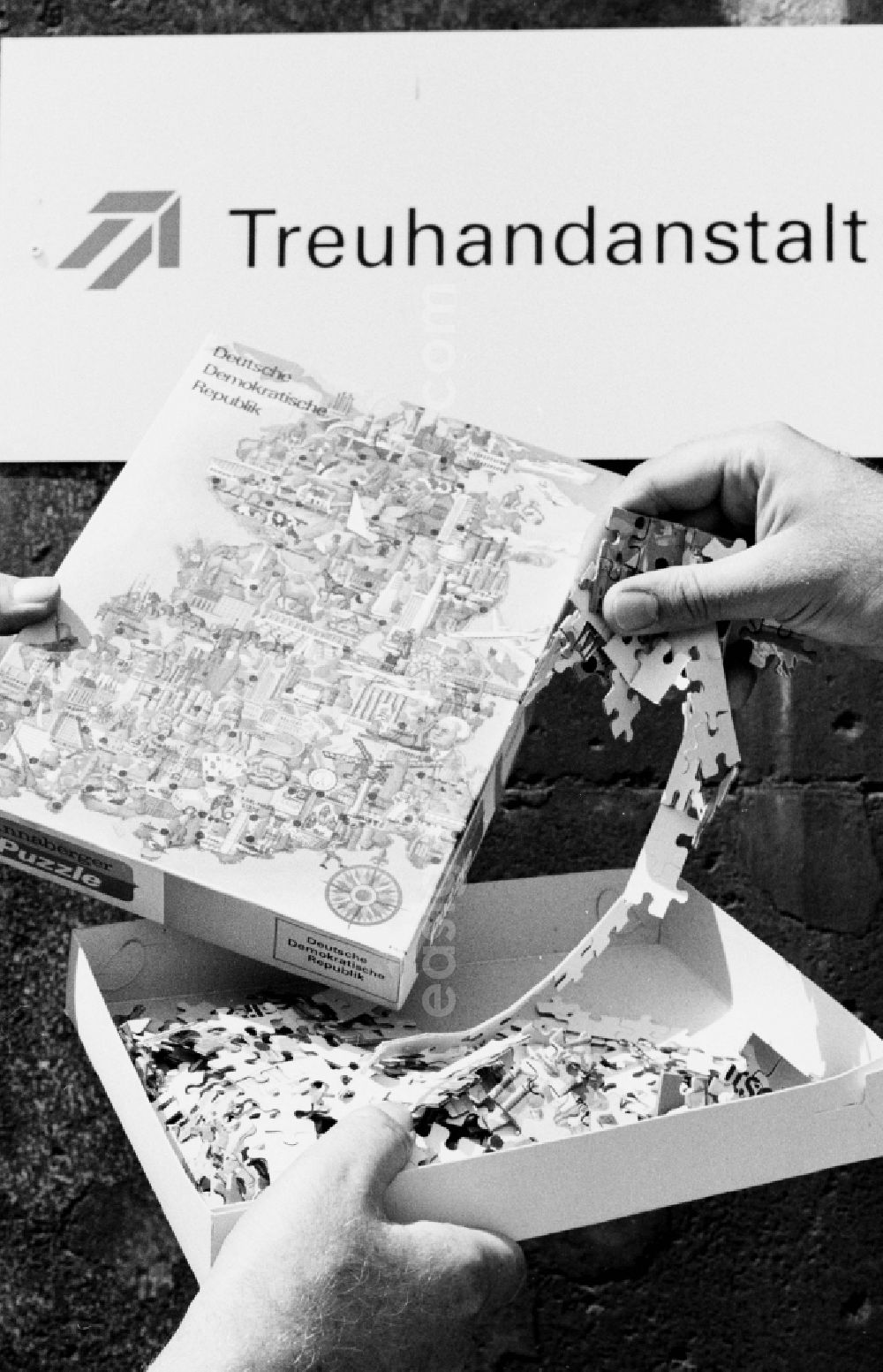 GDR picture archive: Berlin - Demonstration and street protest action hunderter Menschen vor der Zentrale der Treuhandanstalt an der Wilhelmstrasse in Berlin, the former capital of the GDR, German Democratic Republic