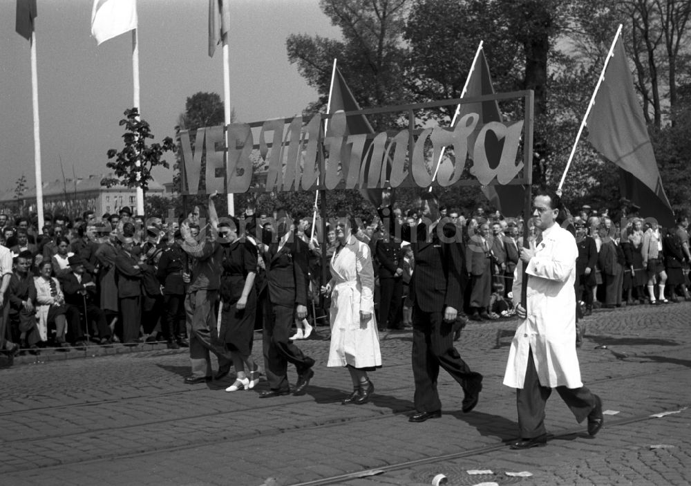 GDR picture archive: Dresden - Demonstration and street action zum Kampf- und Feiertag des 1. Mai in the district Altstadt in Dresden in the state Saxony on the territory of the former GDR, German Democratic Republic