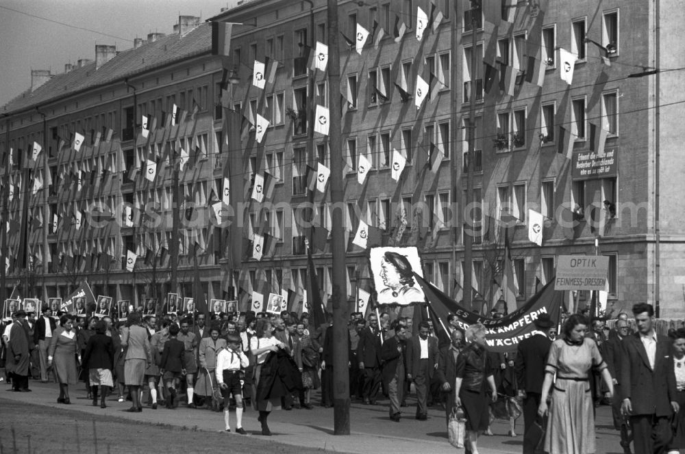 GDR image archive: Dresden - Demonstration and street action zum Kampf- und Feiertag des 1. Mai in the district Altstadt in Dresden in the state Saxony on the territory of the former GDR, German Democratic Republic