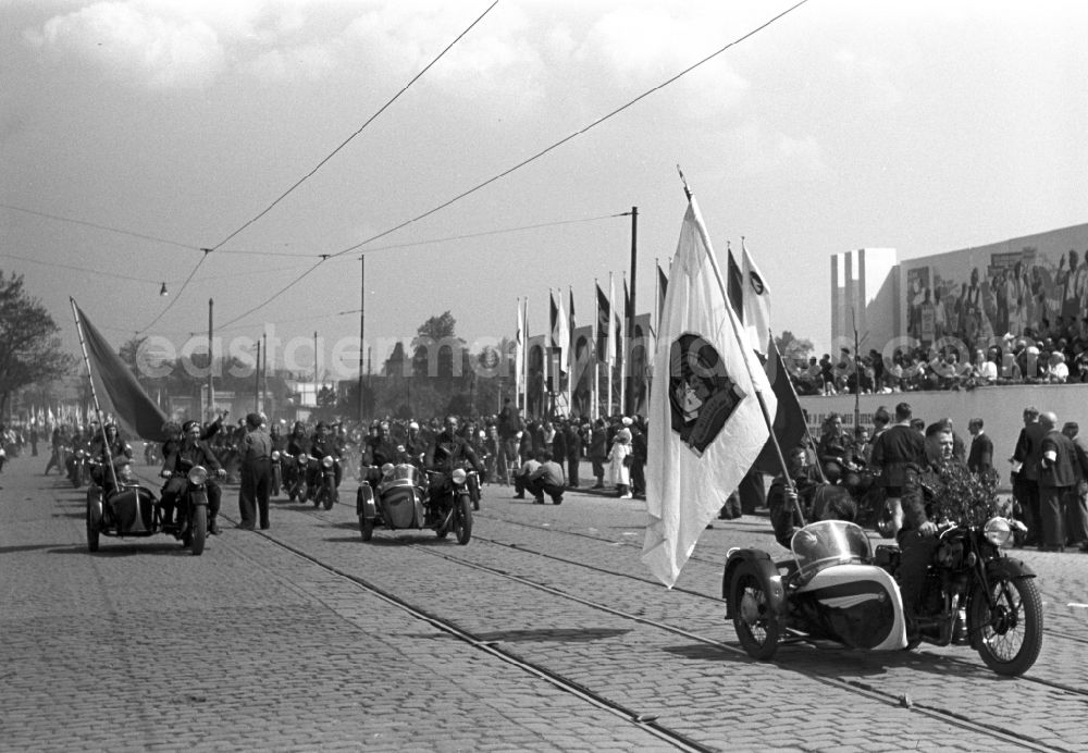 GDR photo archive: Dresden - Demonstration and street action zum Kampf- und Feiertag des 1. Mai in the district Altstadt in Dresden in the state Saxony on the territory of the former GDR, German Democratic Republic