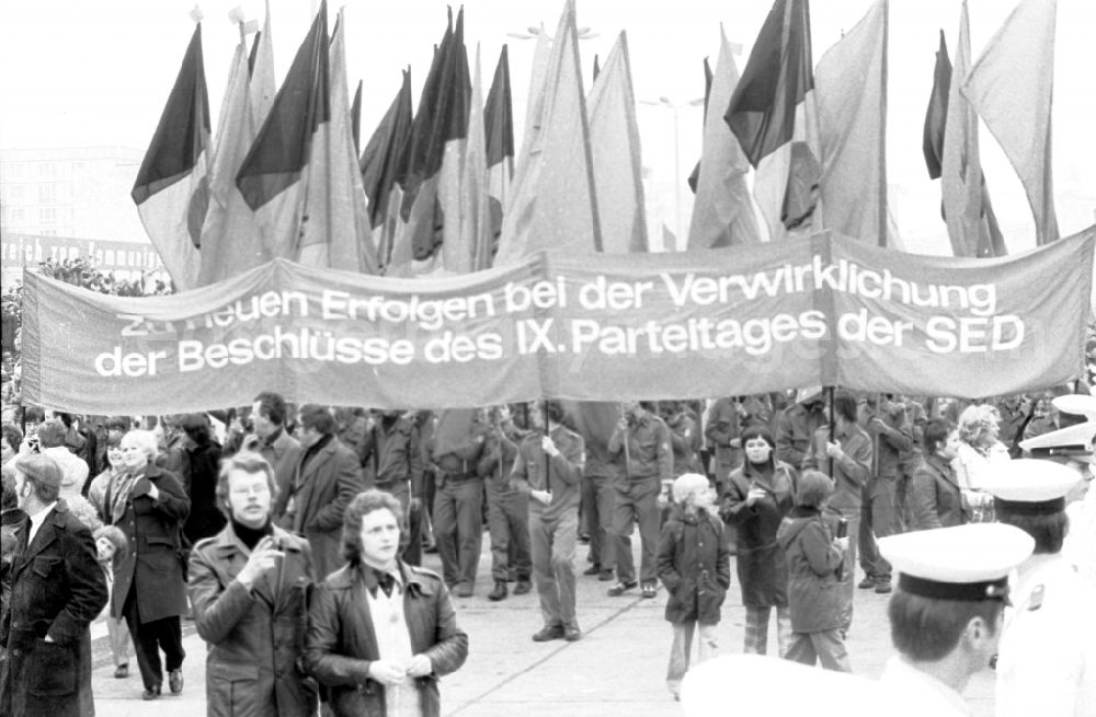 GDR picture archive: Berlin - Demonstration and street action zum 1. Mai on Karl-Marx-Allee in the district Mitte in Berlin, the former capital of the GDR, German Democratic Republic