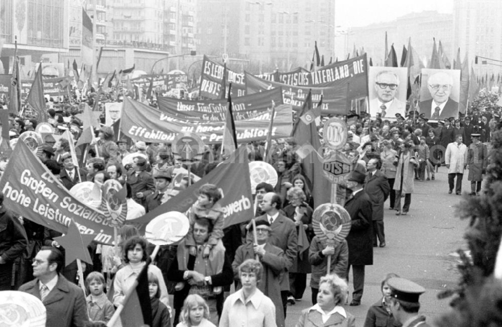 GDR image archive: Berlin - Demonstration and street action zum 1. Mai on Karl-Marx-Allee in the district Mitte in Berlin, the former capital of the GDR, German Democratic Republic