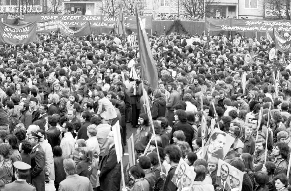 GDR picture archive: Berlin - Demonstration and street action zum 1. Mai on Karl-Marx-Allee in the district Mitte in Berlin, the former capital of the GDR, German Democratic Republic