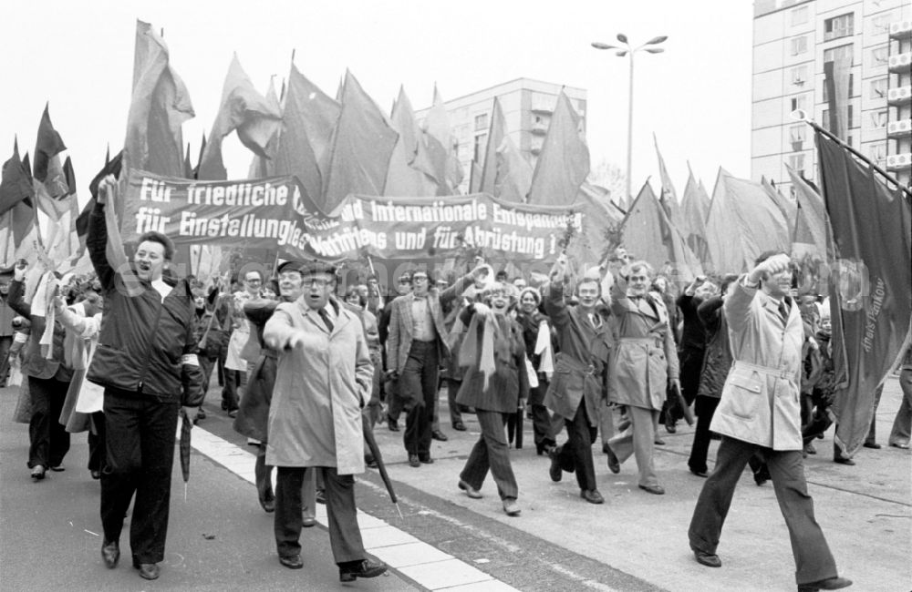 GDR photo archive: Berlin - Demonstration and street action zum 1. Mai on Karl-Marx-Allee in the district Mitte in Berlin, the former capital of the GDR, German Democratic Republic