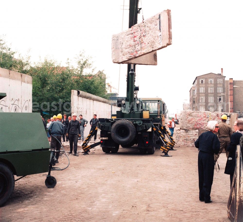 GDR image archive: Berlin - Dismantling of concrete segments of the Berlin Wall in Berlin, the former capital of the GDR, German Democratic Republic. Today it houses the memorial is the Berlin Wall