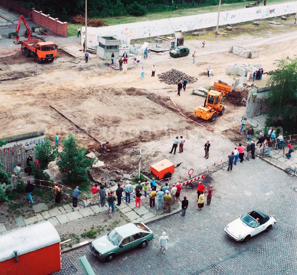 GDR picture archive: Berlin - Dismantling of concrete segments of the Berlin Wall in Berlin, the former capital of the GDR, German Democratic Republic. Today it houses the memorial is the Berlin Wall