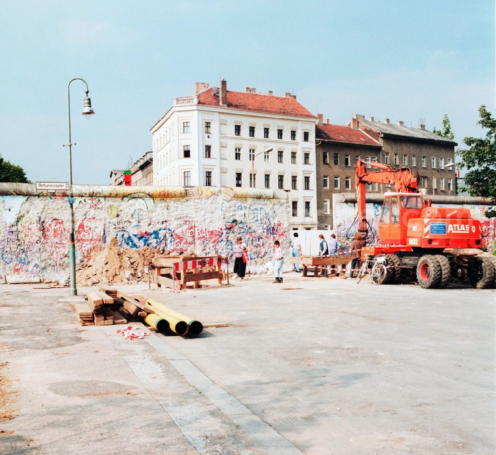 GDR image archive: Berlin - Dismantling of concrete segments of the Berlin Wall in Berlin, the former capital of the GDR, German Democratic Republic. Today it houses the memorial is the Berlin Wall