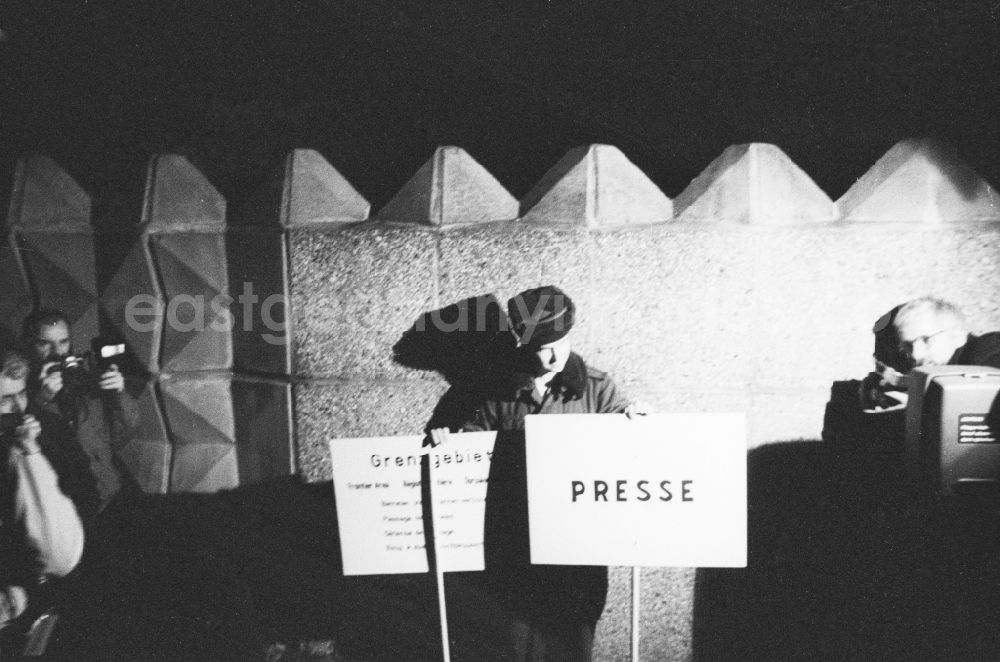 GDR image archive: Berlin - A soldier of the Border Troops of the GDR presented to the media representatives and journalists attending a press badge By Baupioniere and soldiers of the Border Troops of the GDR L-profiles were removed from the ramparts of the GDR border to West Berlin