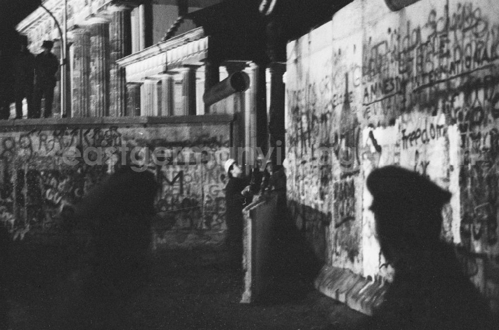 GDR image archive: Berlin - Demontage von Betonsegmenten der Berliner Mauer zur Öffnung eines Grenzüberganges am Brandenburger Tor in Berlin- Mitte. Durch Baupioniere und Soldaten der Grenztruppen der DDR wurden L- Profile aus der ehmaligen Befestigungsanlage der DDR Staatsgrenze zu Westberlin entfernt.// Dismantling of concrete segments of the Berlin Wall to the opening of a border crossing at the Brandenburg Gate in Berlin-Mitte. By Baupioniere and soldiers of the Border Troops of the GDR L-profiles were removed from the ramparts of the GDR border to West Berlin.