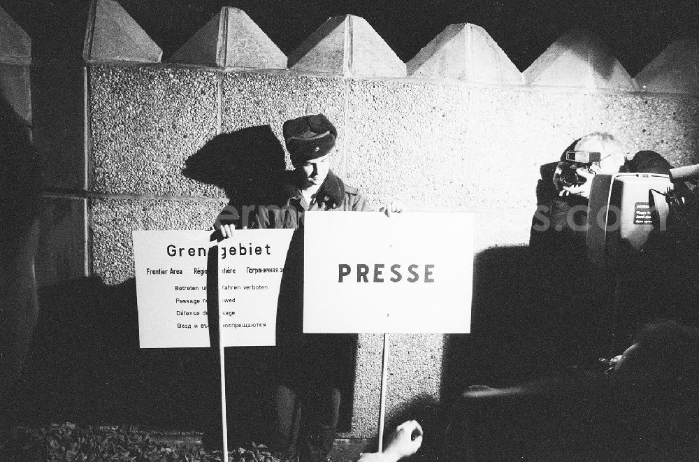 Berlin: A soldier of the Border Troops of the GDR presented to the media representatives and journalists attending a press badge By Baupioniere and soldiers of the Border Troops of the GDR L-profiles were removed from the ramparts of the GDR border to West Berlin