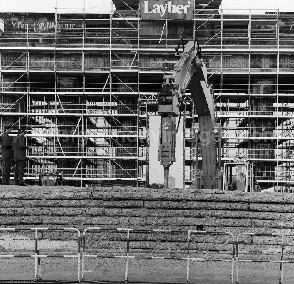 GDR photo archive: Berlin - Dismantling of concrete segments of the Berlin Wall to the opening of a border crossing at the Brandenburg Gate in Berlin-Mitte. By Baupioniere and soldiers of the Border Troops of the GDR concrete segments were removed from the ehmaligen fortification of the GDR border to West Berlin in Berlin the former capital of the GDR