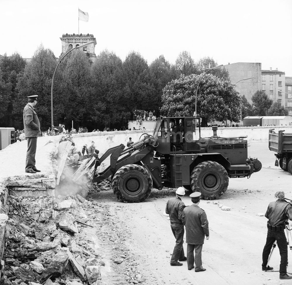 GDR picture archive: Berlin - Dismantling of concrete segments of the Berlin Wall to the opening of a border crossing at the Brandenburg Gate in Berlin-Mitte. By Baupioniere and soldiers of the Border Troops of the GDR concrete segments were removed from the ehmaligen fortification of the GDR border to West Berlin in Berlin the former capital of the GDR