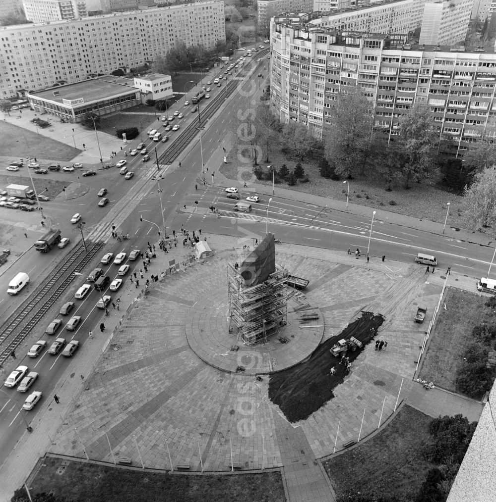 GDR photo archive: Berlin - View from the skyscraper at Leninplatz (Platz der Vereinten Nationen) in Berlin - Friedrichshain to the works to dismantle the Lenin monument and the traffic on the Mollstrasse