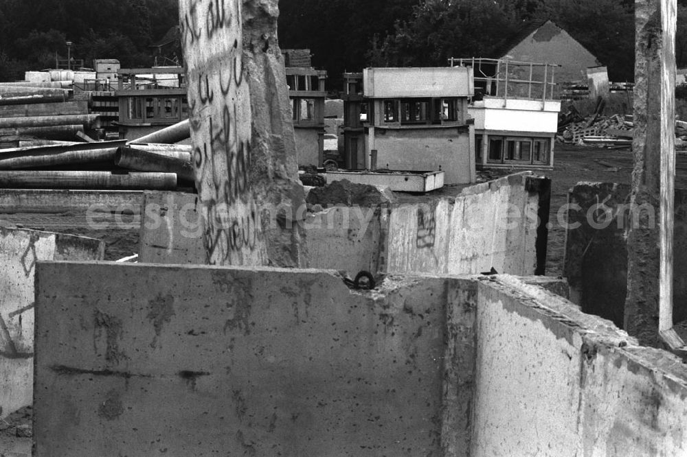 GDR photo archive: Berlin - Demontierte Grenzbefestigungsanlagen / Mauer-Teile / Wachtürme auf dem ehemaligen Grenzstreifen in der Schützenstrasse Berlin-Mitte.