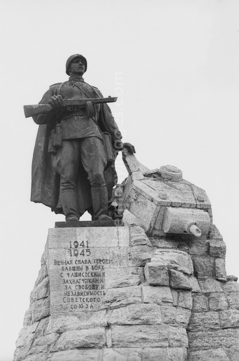 GDR photo archive: Seelow - Monument to the fallen russian soldiers by Lew Kerbel, at the Memorial Seelow Heights in Seelow, in the present state of Brandenburg. The bronze figure depicts a Red Army soldier with a submachine gun, standing next to the tower of a destroyed German tank