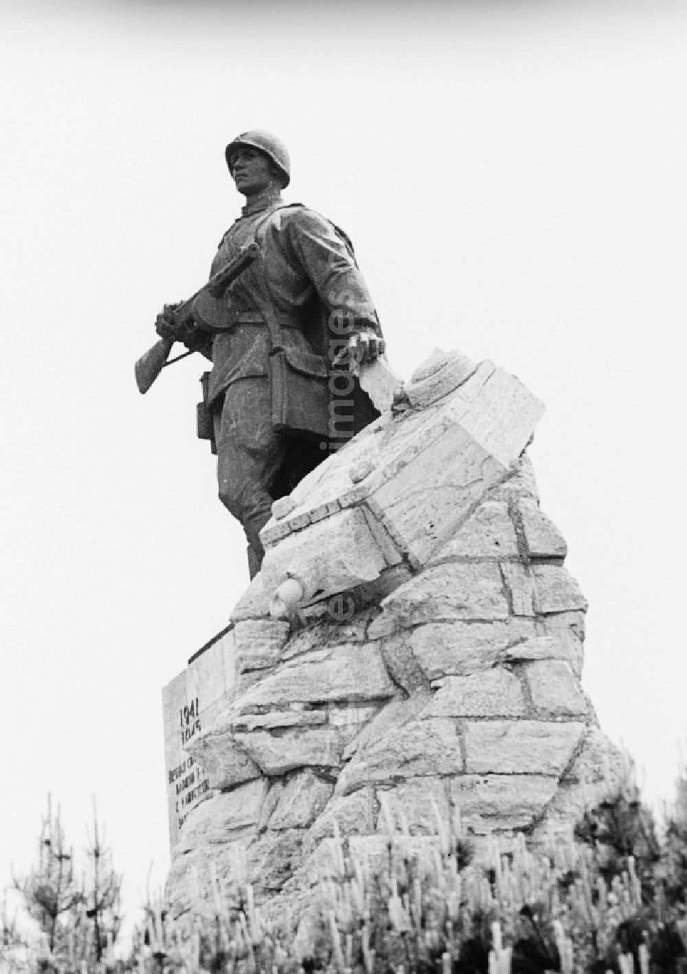 GDR picture archive: Seelow - Monument to the fallen russian soldiers by Lew Kerbel, at the Memorial Seelow Heights in Seelow, in the present state of Brandenburg. The bronze figure depicts a Red Army soldier with a submachine gun, standing next to the tower of a destroyed German tank