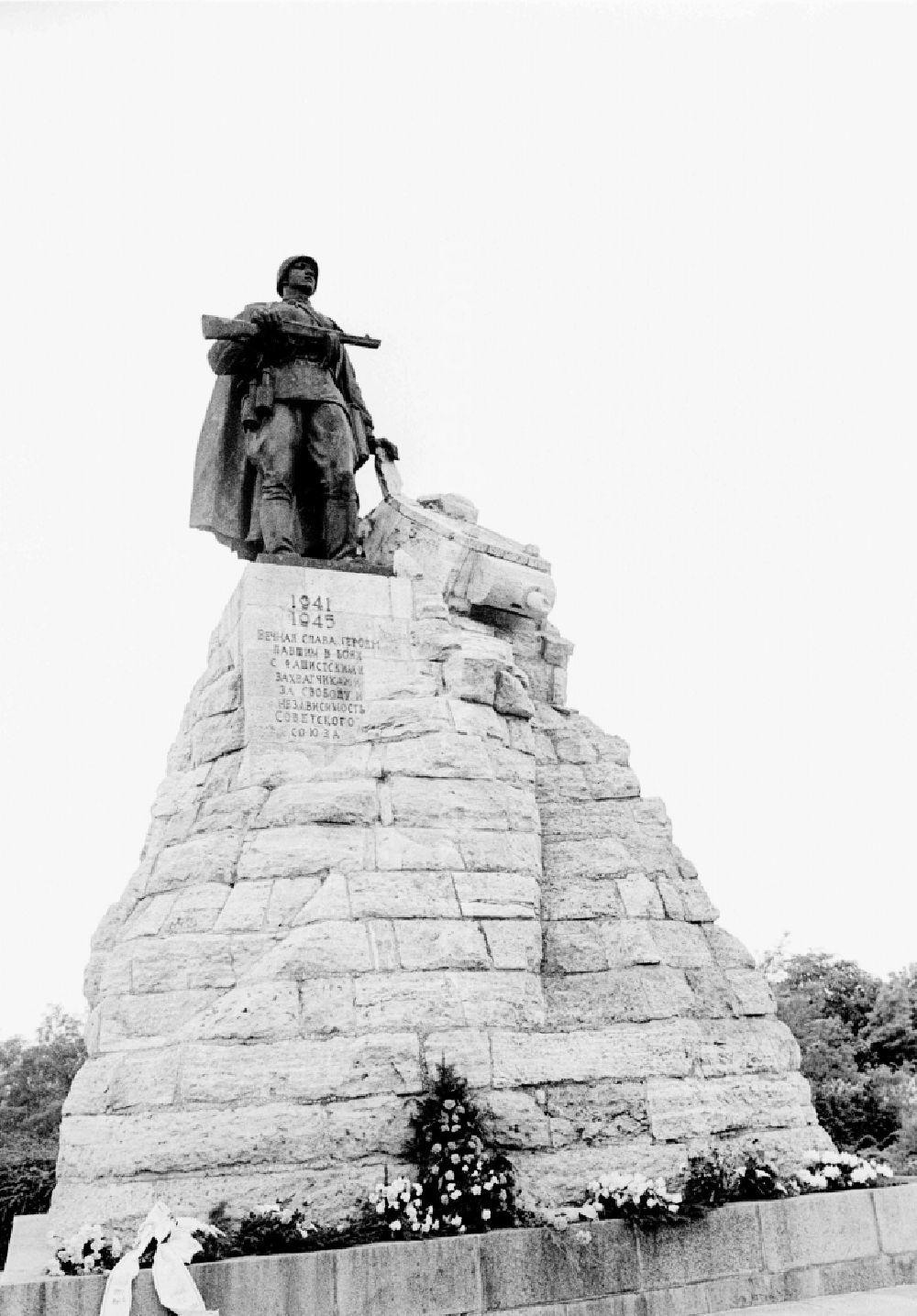 GDR image archive: Seelow - Monument to the fallen russian soldiers by Lew Kerbel, at the Memorial Seelow Heights in Seelow, in the present state of Brandenburg. The bronze figure depicts a Red Army soldier with a submachine gun, standing next to the tower of a destroyed German tank